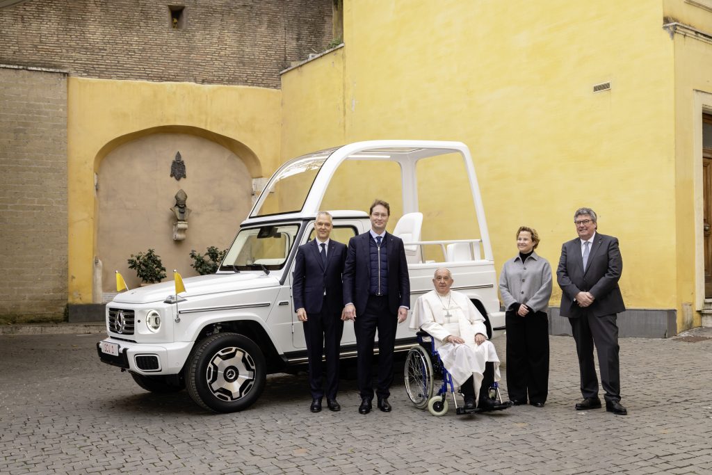 Papa Francisco estrena Papamóvil