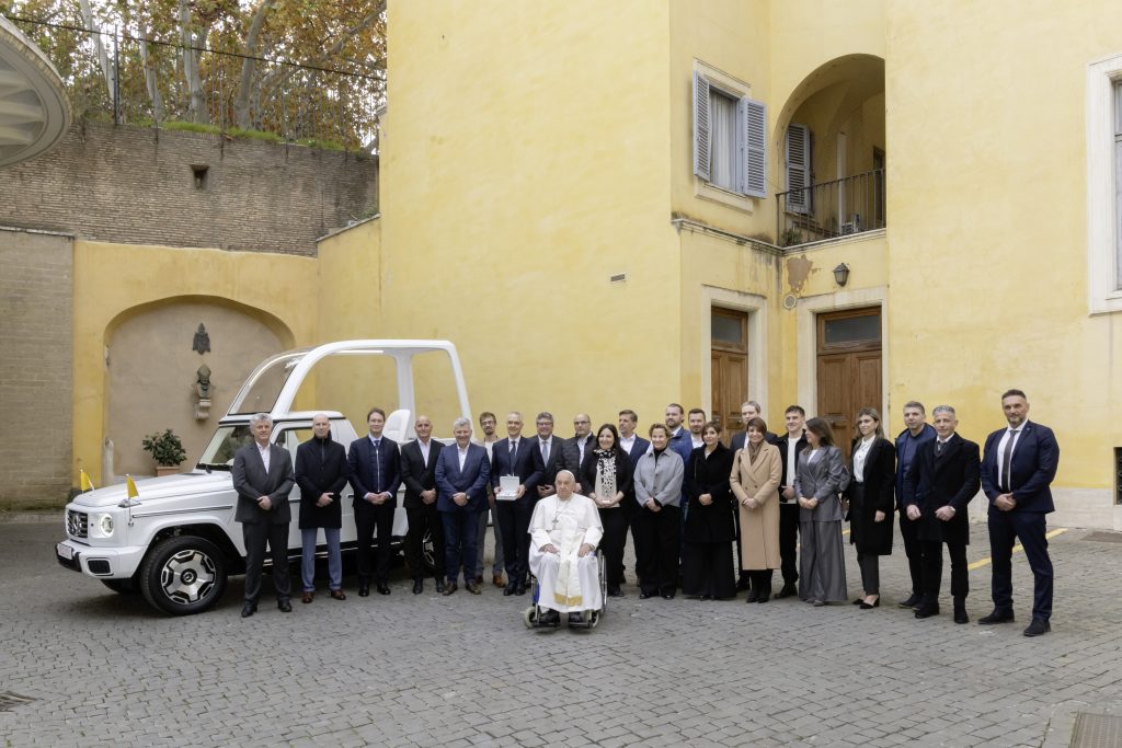 Papa Francisco estrena Papamóvil