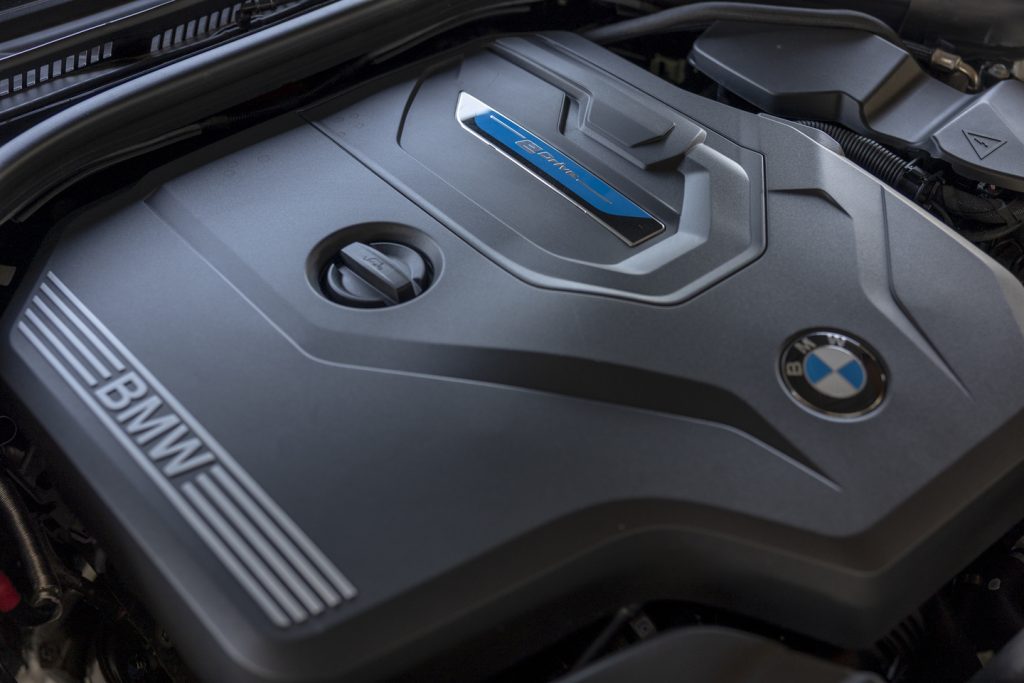 motor BMW 330e 50 Jahre Edition