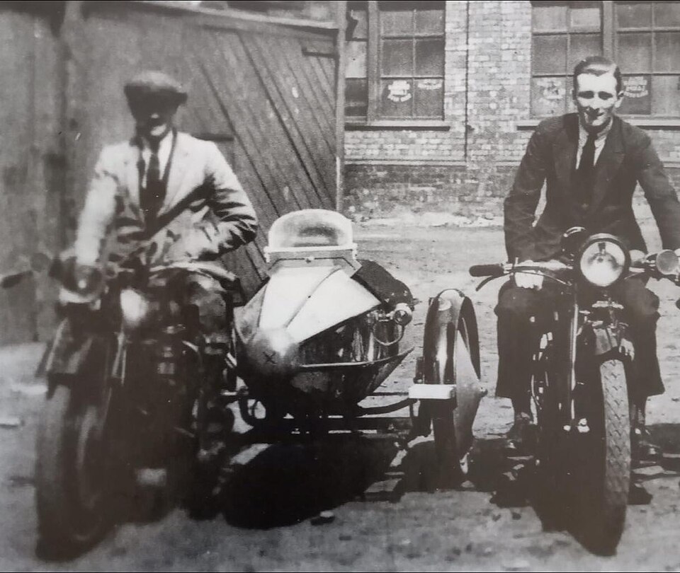 Walmsley (izq) y Lyons, 1922.
Wikimedia Commons. 