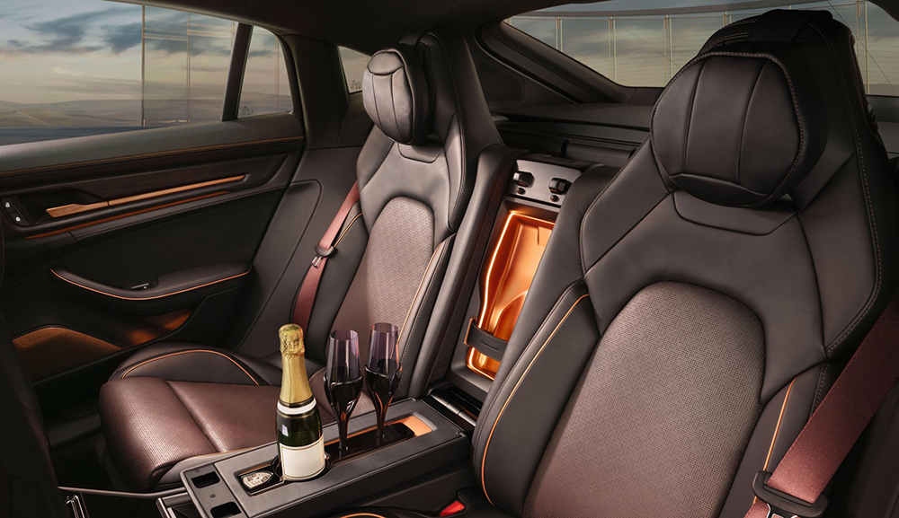Interior de Paorsche Panamera con copas para champaña