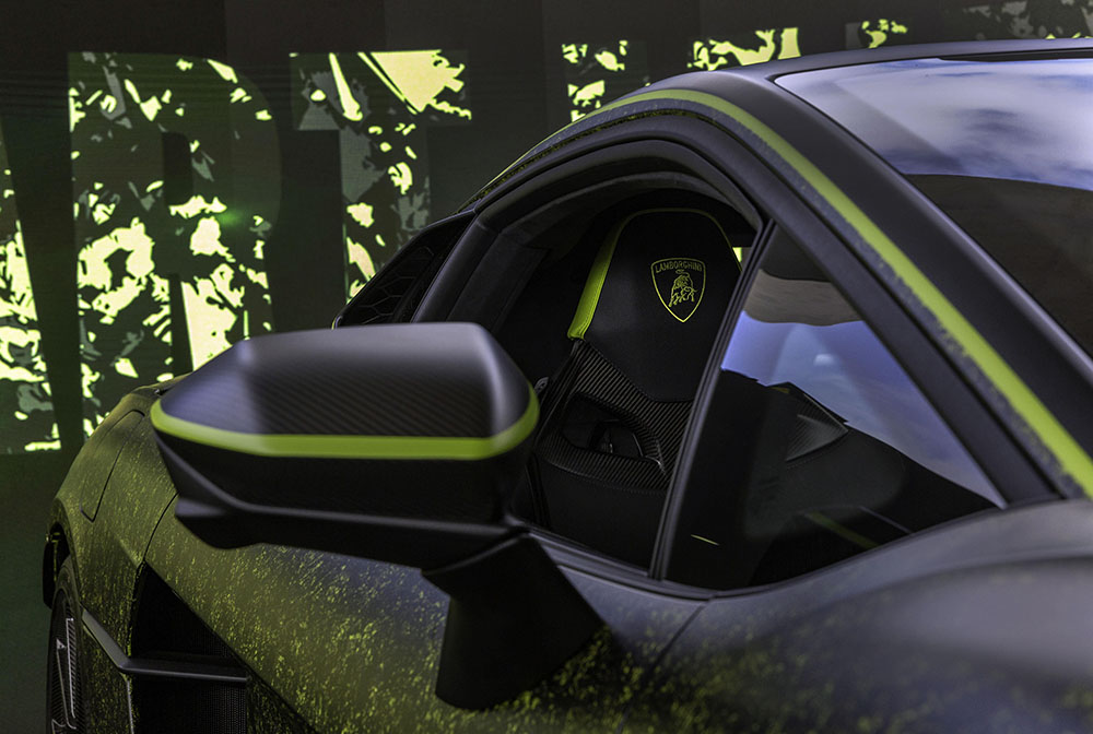 El escenario de presentación es un conocido estacionamiento en Miami de arquitectura brutalista.