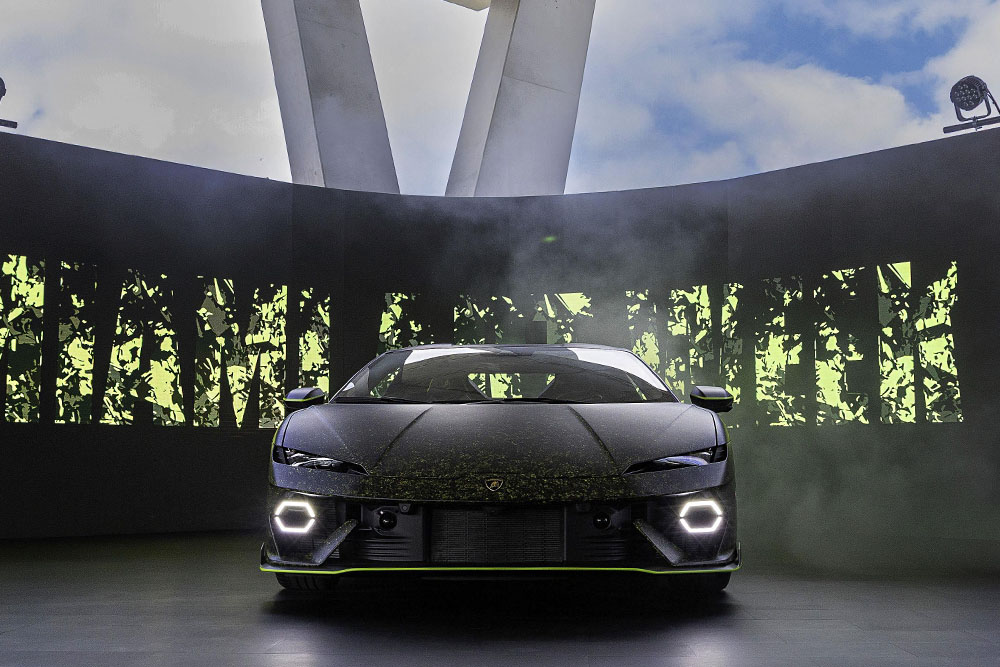 La técnica de pintura requirió 320 horas adicionales de trabajo a mano.