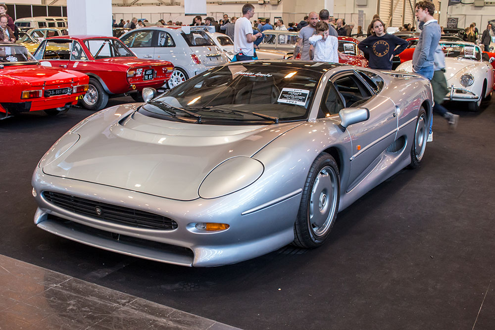 Jaguar XJ220
Wikimedia Commons - Matti Blume